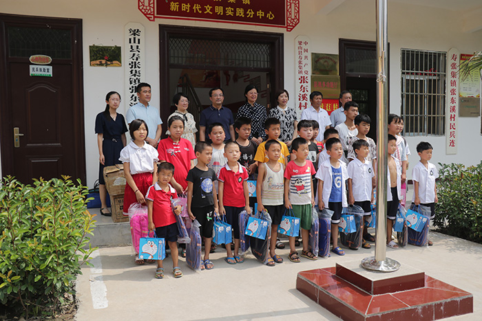 关爱贫困学生，爱心捐赠活动