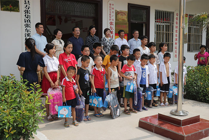 关爱贫困学生，爱心捐赠活动