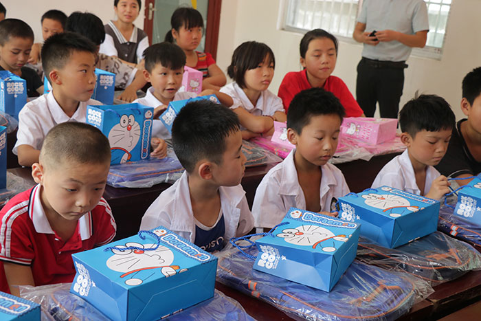 关爱贫困学生，爱心捐赠活动